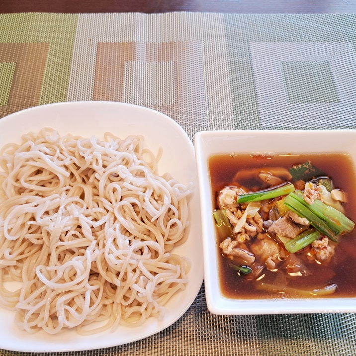 冷たいお蕎麦 ピリ辛 豚肉と小松菜の つけ汁で